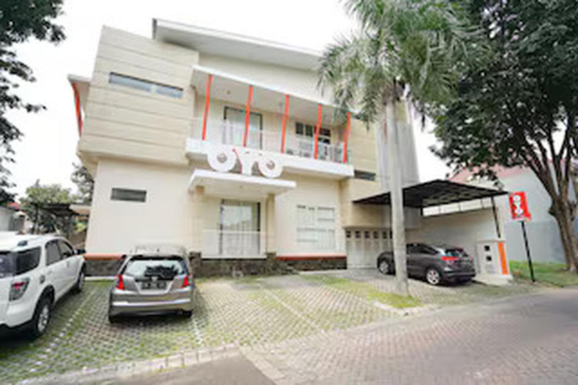 Oyo 782 Menjangan Residence At Citraland 1 Сурабая Экстерьер фото